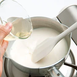 温かい豆腐花なら、豆乳ににがりを加えて固めてもよいが、冷たくして食べるなら、ゼラチンを使って冷やし固めるのがお手軽。