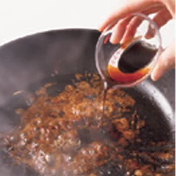 砂糖が完全に溶けて 茶色くなり、こうば しくなったらいった ん火を止め、しょう ゆを加える。煙が出 て、はねることもあ るので注意して。