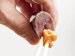 梅の果肉は細かくたたいたりせず、粗くちぎってさんまの腹の部分に詰め込む
