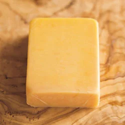 チェダーチーズは、イギリス原産のチーズ。鮮やかなオレンジ色のレッドチェダーチーズのほか、黄色もある。軽い酸味と牛乳のコクがあり、ねっとりとした食感。