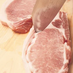 脂身と赤身の境目を筋切りする