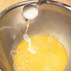 溶き卵に牛乳を加える