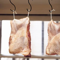 とり肉は風通しのよいところで干す。つるせない場合は、揚げもの用の網に広げてのせ、ラップをせずに表面が乾くまで約1日冷蔵庫におく。