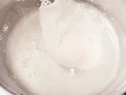 酢にはたんぱく質を固める性質があるので、白身がきれいにまとまる