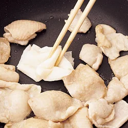 とり皮から出てくる脂はペーパータオルで拭き取りながら炒める。こうすると、パリッとした食感になる。