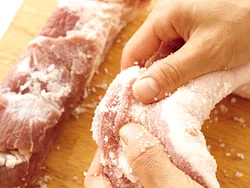 塩が肉に浸透するように、しっかり指ですり込んでいく