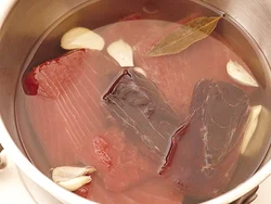 鍋に入れ、かぶるくらいの油を注ぐ