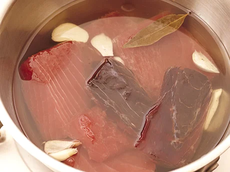 鍋に入れ、かぶるくらいの油を注ぐ