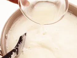 牛乳＋生クリームにレモン汁を加える