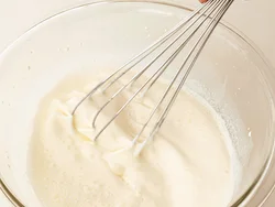 生クリームを泡立て器で混ぜる