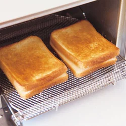 食パンを2枚重ねてオーブントースターで焼くと、中がふわふわになり、レタスなどばらつきやすい具としっかり密着。外はカリッと焼けているので、食感の違いも楽しめる。