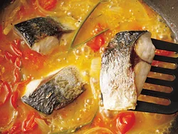さばは焼いて風味をアップさせると下味いらず。煮汁はトマトのうまみがたっぷりなので減塩効果◎！