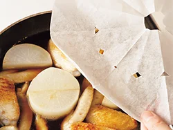 煮汁を少なくし、落としぶたで煮る