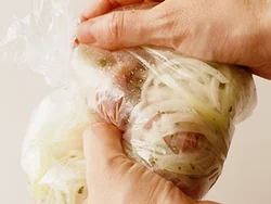 下味の塩もレモンなどと一緒に豚肉によくもみ込めば、少量ですむ。味が入るので、焼いてからの調味は必要なし。