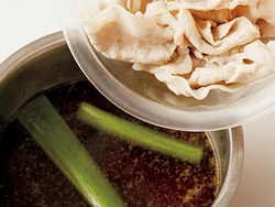 煮汁で肉をしゃぶしゃぶにし、煮汁にひたすことで、肉をやわらかいまま、味をしみこませることができる。