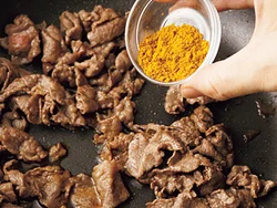 肉に調味料とカレー粉でしっかり味をつける。セロリと一緒に食べたときにメリハリのついた味わいになる。