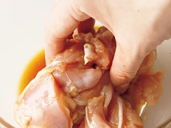 下味に使うしょうゆを少量に抑えるため、とり肉によくもみ込むこと。味がしっかりつく。