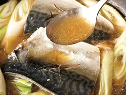 煮汁の水分量を減らせば、調味料も少なくできる。さばにかけながら煮ることで、味をしっかりからめる。
