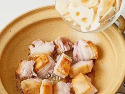 豚肉を焼いてうまみを閉じ込めてから、残りの具材を加えて炒め合わせる。