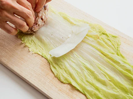 白菜の中央に、そいだ軸ものせ、肉だねと一緒に包んで煮れば、むだなくおいしく食べられる。
