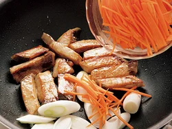 ぶりにしっかりと焼き色をつけてから野菜を加えると、魚の臭みが抑えられた仕上がりに。