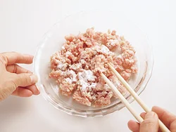 下味の材料を加えたら菜箸で混ぜる。手でもみ込むように混ぜると、粘りが出るので注意。