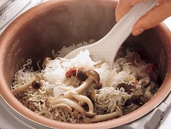 炊き上がったら梅干しの種を除き、梅肉をほぐす。梅肉がやわらかくなっているので作業しやすい。
