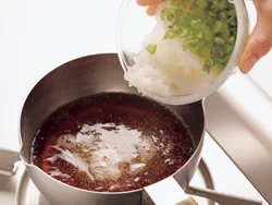 大根おろしは煮汁が煮立ったところに加え、水っぽくならないように手早く煮る。