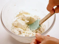豆腐をよくすり混ぜ、なめらかにしたところにクリームチーズを加えると、混ざりやすい。