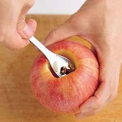 スプーンで少しずつ側面を削るようにして芯をくりぬく。底に穴をあけないように注意して。