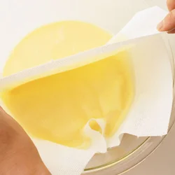 プリン液の表面に立った泡を除くことで口当たりのよいプリンになる。ペーパータオルをそっとかぶせて泡を吸い取るとよい。