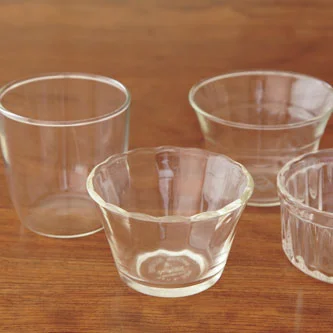 このプリンは容器を熱湯に直接ひたして作るので、耐熱性の容器を使う。耐熱グラスや陶器のほうが、アルミやステンレス製の容器に比べて熱がじんわり伝わるので、プリンがよりなめらかに仕上がる。