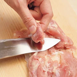 とり肉は厚みを均一に