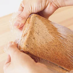 ラップでぴっちり包んでおくと、具とパンがなじんでバラつきにくくなります。あまり長くおき過ぎると水けが出てくるので、10分程度に。