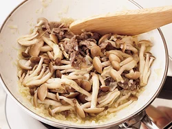 玉ねぎ、牛肉、しめじを炒めてから蒸し焼きにする