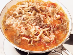 トマトとご飯を加えてひと煮立ちさせる