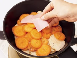 じゃがいも、にんじん、ハムを重ね入れる