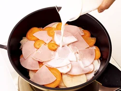 牛乳を注ぎ、具材が
やわらかくなるまで煮る