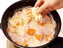 チーズを散らし、溶けるまで煮る