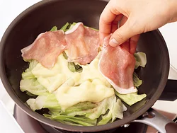 キャベツに豚肉、チーズを重ねる