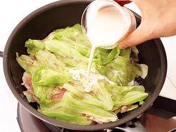 豆乳を加えて煮て、チーズを散らして溶かす
