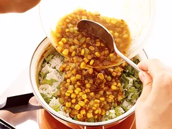 カレーソースは一度取り出し、フライパンにご飯を広げてから戻し入れると、ソースがご飯に充分にしみておいしい。