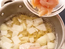 玉ねぎ、ささ身は、マカロニをゆでている鍋に順に加えて一緒にゆでる。肉のうまみがマカロニに移り、洗いものも少なくてすむ。