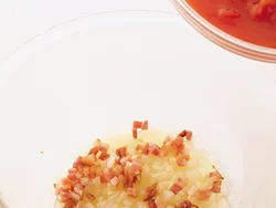 玉ねぎは電子レンジで加熱して辛みをとる。ベーコンも一緒に入れてうまみがアップ。温かいうちにトマト缶を混ぜ、味をなじませて。