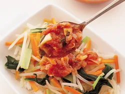 ご飯の上にゆでた野菜を広げ、刻んだキムチを混ぜたソースをかける。ピリ辛味がプラスされ、シャキシャキとした歯ざわりもいい。