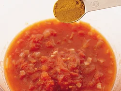 レンジトマトソースはカレー粉を加えると、スパイシーな香りと味に変身。好みの辛さにするため量は調整しても。