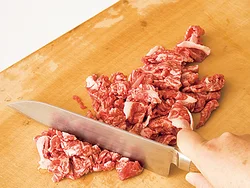 食べごたえを出すために、ひき肉ではなく、牛切り落とし肉を包丁でたたいて使う。