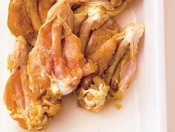 手羽元は骨に沿って切り目を入れることで、下味がしっかりつき、食べやすくなる。