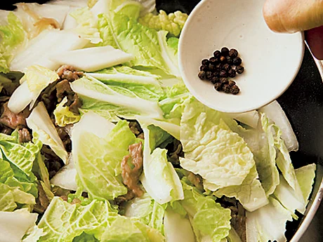 こしょうは粒のまま加えると風味が強調され、香りよく仕上がる。子ども用には量の調整を。