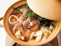 殻からもいいだしが出るので、えびは殻つきのまま加える。かたくならないように野菜とともに最後に加え、ふたをして蒸し煮にする。